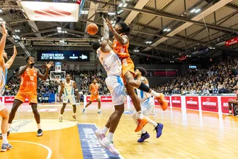 Niners Chemnitz verlieren hart umkämpftes Ostderby bei Science City Jena trotz starkem Beginn und hoher Führung - Nike Sibande im Zweikampf beim Derby in Jena.
