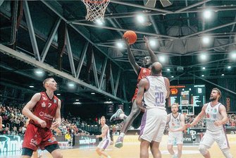 Niners Chemnitz verlieren in allerletzter Sekunde - Bittere Niederlage für die Niners um Kapitän Jonas Richter (links) und Aher Uguak (am Ball) gegen Göttingen.