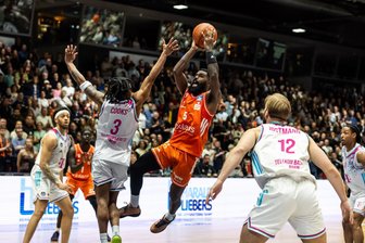 Niners Chemnitz verlieren in den Schlusssekunden enges Spiel gegen die Telekom Baskets Bonn - John Newman (5) springt mit vollem Einsatz in Richtung des Korbes. Letztlich blieb dieser Einsatz unbelohnt.