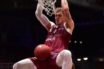 Niners Chemnitz verlieren Krimi in der Verlängerung - Niklas Wimberg nach einem Dunk.