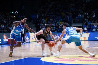 Niners Chemnitz verlieren nach Wahnsinnswurf der Frankfurt Skyliners in letzter Sekunde - Die Niners – hier mit Jordan Schakel (Mitte) in Aktion gegen Ryan Hawkis (r.) – mussten sich am Samstagabend den Frankfurt Skyliners geschlagen geben.