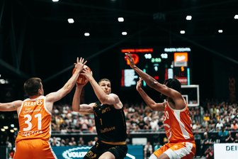 Die Niners Chemnitz um ihren Kapitän Jonas Richter haben das zweite Spiel der Playoff-Viertelfinalserie gegen Rasta Vechta mit 87:96 verloren. Foto: Ernesto Uhlmann