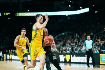 Bisher ist Alba Berlin um Malte Delow (links) gegen die Niners um DeAndre Lansdowne klar überlegen.