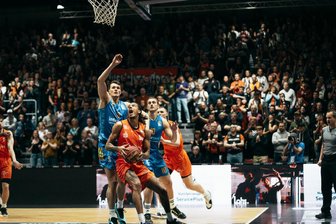 Kevin Yebo im Spiel gegen Alba Berlin vor 5000 Fans in der ausverkauften Messe.