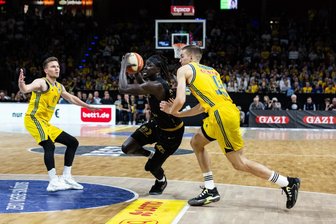 Niners Chemnitz verpassen weitere Überraschung bei Alba Berlin - Die Niners Chemnitz um Aher Uguak haben in Spiel zwei in Berlin eine deutliche Niederlage kassiert.