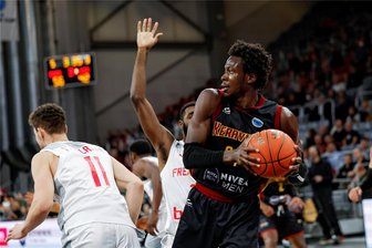 Niners Chemnitz verstärken Kader mit Rebound-Ass Ousman Krubally - Ousman Krubally (rechts, hier im Spiel gegen Bamberg) holte in der vergangenen Saison für seinen Verein aus Keravnos (Zypern) die meisten Rebounds aller Spieler im Fiba Europe Cup. Jetzt wechselt er zu den Niners Chemnitz.