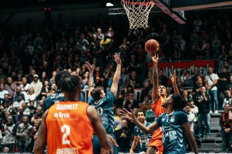 Die Niners liegen zur Halbzeit gegen Heidelberg mit 53:34 vorn. Kevin Yebo hat bereits elf Punkte gemacht.