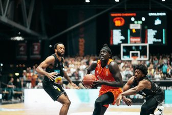 Niners Chemnitz verteidigen Tabellenführung souverän - Aher Uguak im Spiel der Niners gegen Crailsheim. 