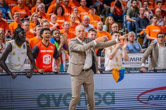 Niners Chemnitz vor dem Halbfinale gegen Alba Berlin: Außenseiter war mal - Er gibt die Richtung vor: Niners-Cheftrainer Rodrigo Pastore (hier beim Viertelfinalspiel in Vechta) hat eine Mannschaft geformt, die erstmals in der Vereinsgeschichte das Halbfinale um die Deutsche Meisterschaft erreicht hat – und die gegen Alba Berlin keinesfalls als krasser Außenseiter gilt.