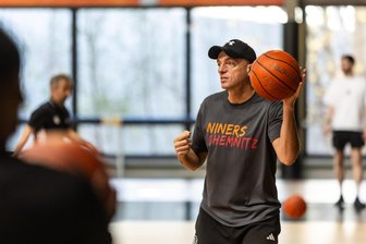 Niners Chemnitz vor dem Ostderby beim Aufsteiger in Jena: So steht es um die zuletzt fehlenden Spieler - Chefcoach Rodrigo Pastore beim Training am Donnerstagvormittag. Mit welchem Personal er ins Derby in Jena geht, ist offen.