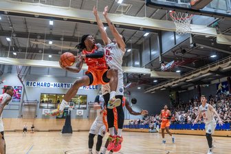 Niners Chemnitz vor dem Start der neuen Saison: Die Suche nach der eigenen DNA statt dem zähen Ringen um irgendwas - Nike Sibande springt spektakulär zum Korb. In den Testspielen in diesem Sommer konnte die neue Mannschaft der Niners bereits überzeugen.