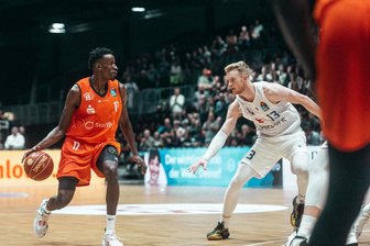 Niners Chemnitz vor Europe-Cup-Spiel in Polen: Ein Neuzugang und zwei Fragezeichen - Tylor Ongwae (links) gab im Spiel gegen Göttingen sein Debüt im Niners-Dress und konnte vor allem in der Defensive überzeugen.