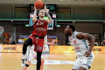 Niners Chemnitz vor internationaler Heimpremiere - aber warum gegen Bamberg? - Beim Vorbereitungsturnier in Bayreuth Anfang September haben die Niners um ihren neuen Guard Arnas Velicka (am Ball) gegen Brose Bamberg gespielt und 110:87 gewonnen. Die Bamberger hatten damals aber große Personalsorgen. An diesem Donnerstag kommt es im Europe Cup zum Wiedersehen.