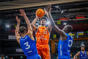 Niners Chemnitz: Wechsel von Roman Bedime offiziell bestätigt - Kajami-Keane nach Serbien - Roman Bedime (Mitte, hier im Spiel gegen Karlsruhe) gehörte in der vergangenen Saison zu den Leistungsträgern bei Zweitligist Rasta Vechta II. Jetzt wechselt der 22-Jährige zu den Niners Chemnitz.