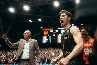 Niners Chemnitz weiter im Höhenflug: „Wir sind auf alles vorbereitet“ - So sieht Ekstase bei den Niners Chemnitz aus: Der sonst sehr introvertierte Wes Van Beck jubelt lautstark. Und selbst Chefcoach Rodrigo Pastore lässt sich zu einer Jubelfaust „hinreißen“.
