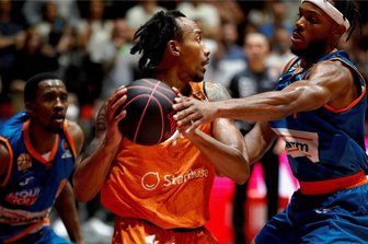Niners Chemnitz wollen Pokalcoup wiederholen - Im Pokalspiel gegen Ulm vor drei Wochen war Niners-Spieler Darion Atkins (am Ball) mit 19 Punkten bester Werfer der Niners. 