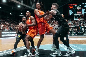 Niners Chemnitz zerlegen Crailsheim - Spitzenspiel der Bundesliga steht bevor - Es scheint, als könnten sie sich nur selbst im Weg stehen: Die Niners Chemnitz um Kevin Yebo (rechts) und DeAndre Lansdowne haben ihre Tabellenführung in der Basketball-Bundesliga mit dem 95:67 im Weihnachtsspiel gegen die Merlins Crailsheim souverän verteidigt.