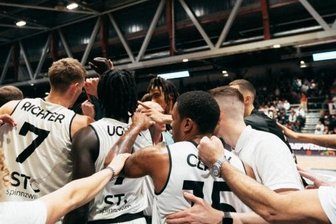 Niners Chemnitz ziehen in die nächste Runde des Europe Cups ein - Die Niners bejubeln ihren Sieg gegen Galil Elion.