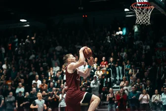 Jonas Richter steigt gegen Gießen zum Dunking hoch.