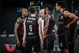 Niners Chemnitz: Zweckoptimismus nach der Auftaktpleite - Viel Redebedarf in Ulm: Niners-Cheftrainer Rodrigo Pastore holte sich seine Mannschaft immer wieder zusammen. DeAndre Lansdowne, Wes Van Beck, Jeff Garrett, Kevin Yebo und Ager Uguak (von links) mussten aufgrund der kleinen Rotation jeweils sehr viele Minuten durchhalten. 
