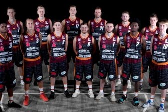 Niners: Eingespieltes Team, neuer Druck - Die Niners der Saison 2017/2018: hintere Reihe von links: Jonas Richter, Aaron Kayser, Robin Lodders, Michael Fleischmann, Jacob Parker, Leon Hoppe; vordere Reihe von links: Co-Trainer Eiko Potthast, Joe Lawson, Malte Ziegenhagen, Bruno Albrecht, Daniel Mixich, Andy Mazurczak, Jajuan Johnson, Arne Wendler, Trainer Rodrigo Pastore.