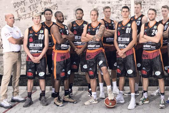 Niners-Geschäftsführer: "Wir müssen die Playoffs erreichen" - Vordere Reihe von links: Cheftrainer Rodrigo Pastore, Bruno Albrecht, Virgil Matthews, Malte Ziegenhagen, Lukas Wank, Matt Vest, Matt Scott, Assistenztrainer Michael Wende, Assistenztrainer Steven Hutchinson. Hintere Reihe von links: Kavin Gilder-Tilbury, Ivan Elliott, Robin Lodders, Georg Voigtmann, Jonas Richter, Emmanuel Womala, Leon Hoppe.