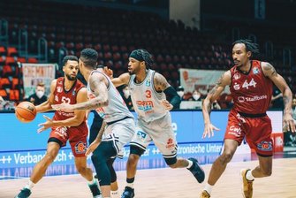 Niners gewinnen Geisterspiel gegen Gießen - Starkes Debüt für Chemnitz: Trent Lockett (links)