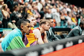 Niners haben die Reifeprüfung nicht bestanden - Neuer Spielmacher ist im Anflug - Enttäuschung pur bei den Spielern der Niners um Nelson Weidemann (vorn) nach der Niederlage gegen Würzburg.