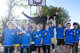 Niners-Kapitän Jonas Richter im Interview nach dem durchwachsenen Saisonstart: „Es gab nie Grund zur Sorge“ - Am Freitagnachmittag war Niners-Kapitän Jonas Richter der Ehrengast bei der Eröffnung des Basketballplatzes der Grundschule Borna. „Solche Termine mache ich sehr gern“, sagt der Basketballprofi.