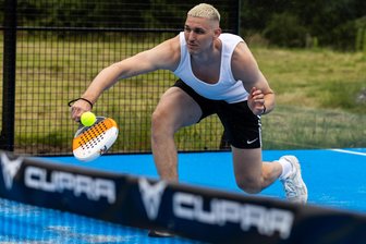 Niners-Kapitän Jonas Richter im Interview: „So wollte ich mich nicht aus Chemnitz verabschieden“ - Ausgleichsport in der Sommerpause: Niners-Kapitän Jonas Richter beim Padel-Spielen auf dem neuen Freiplatz am Feel Good Club.