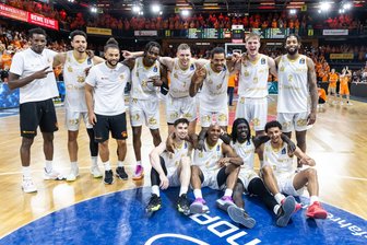 Niners-Kapitän Jonas Richter nach dem Einzug ins Halbfinale: „Das werden ganz besondere Spiele gegen Alba Berlin“ - Jubel über den Halbfinaleinzug: die Spieler der Niners Chemnitz nach dem Sieg in Vechta.