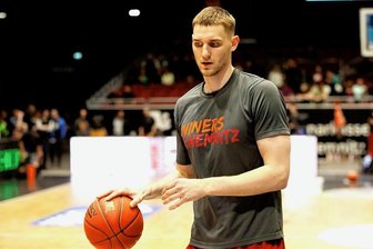 Niners-Kapitän Jonas Richter steht vor Comeback: "Wir sind alle heiß auf das Spiel" - Vor dem Heimspiel gegen Bonn hat Niners-Kapitän Jonas Richter zwar das Aufwärmprogramm komplett absolviert - das aber eher, um den Gegner noch ein bisschen zu verwirren. Mitspielen konnte er wegen eines Muskelfaserrisses nicht - doch am Sonntag gegen Rostock soll es wieder gehen.