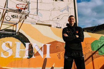 Niners-Kapitän Jonas Richter vor 300. Profispiel: Meilenstein für den „Chemnitzer Jungen“ - „Wir fliegen mit den Niners durch Europa“, sagt Jonas Richter begeistert. Hier steht er auf einem Freiplatz im Kosovo.