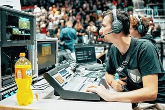 Niners: Liveübertragung in Eigenregie - Höppners Geschäftspartner Christian Kanew schneidet die Bilder der drei Kameras während der Liveübertragung in der Halle zusammen.