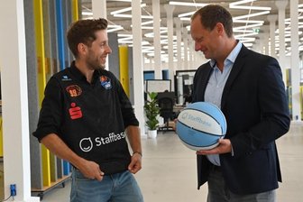 Niners mit neuen Trikots und Zuschauern in der Halle - Passt: Staffbase-Chef Martin Böhringer (links) hat das neue Trikot gleich mal anprobiert. Gemeinsam mit Niners-Geschäftsführer Steffen Herhold freut er sich über die intensivierte Partnerschaft. 