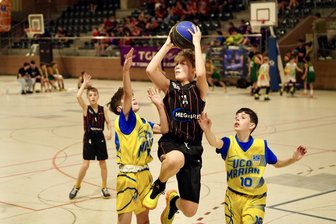 Niners-Nachwuchs: Turnier in Spanien wird zum riesigen Erlebnis - Der Niners-Nachwuchs bei einem der Spiele in Spanien. Im Bild Kaio Delling bei einer Aktion zum Korb. In seiner Altersklasse war er der treffsicherste Spieler. In den sechs Spielen erzielte er 100 Punkte.