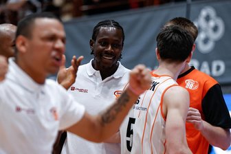 Niners-Neuzugang Ousman Krubally: Aus dem Krieg in Israel in die Gute-Laune-Truppe - Nach nur zwei Tagen schon mittendrin: Ousman Krubally feierte am Samstag den 70:68-Sieg der Niners in Würzburg mit dem Team.