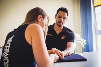 Niners-Neuzugang startet im Krankenhaus - Derzeit absolviert Dominic Lockhart eine Rehabilitationstherapie für den operierten Finger, demnächst will er wieder mit dem Ball trainieren. 