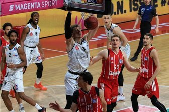 Niners schrammen knapp an Sensation bei den Bayern vorbei - Niklas Wimberg netzt ein. Mit 16 Punkten war er gemeinsam mit Marcus Thornton (Nummer 15) bester Werfer der Niners beim Spiel in München. Bis wenige Sekunden vor Schluss hatten es die Chemitzer beim haushohen Favoriten selbst in der Hand, für eine riesige Sensation zu sorgen. Am Ende verloren sie aber mit 76:77.