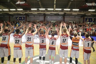 Niners siegen gegen Tabellenersten Vechta - Die Niners jubelten gemeinsam mit dem Publikum über den Sieg in der heimischen Hartmannhalle.