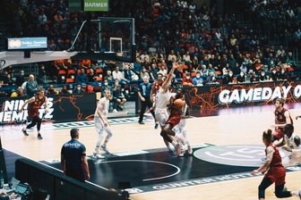 Niners siegen in Basketball-Krimi -