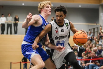 Niners-Spieler Brendan Gregori blüht bei den Kangaroos in Bayern auf und trifft auf einen Ex-Kollegen, der einen Neustart wagt - Brendan Gregori (rechts) im Dress der Hessing Kangaroos aus der Nähe von Augsburg in Bayern. Der 20-Jährige hat seine Basketballkarriere in Chemnitz begonnen, ist aktuell von den Niners für zwei Jahre ausgeliehen.