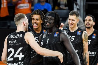 Zuletzt konnten die Niners in der BBL und im Europe Cup drei Erfolge in Serie feiern. Daran hatten auch Arnas Velicka (links) und Marko Filipovity (2. von rechts) großen Anteil. Derzeit sind beide mit ihren Nationalmannschaften unterwegs. Dominik Lockhart (rechts) musste seine Teilnahme an den Spielen der deutschen Mannschaft absagen. Außerdem im Bild: Kevin Yebo (2. von links) und Aher Uguak.
