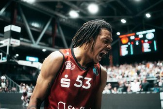 Kevin Yebo lebt von seinen Emotionen. In seinem ersten Jahr in der BBL hat er sich zum absoluten Leistungsträgern bei den Niners Chemnitz entwickelt. Er hat noch Vertrag bis Sommer 2024 und wird auch in Chemnitz bleiben.