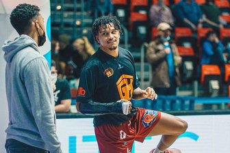 Niners-Spieler Nelson Weidemann: Ein Armbruch mit überraschenden Folgen - So etwas wie Aufwärmung hat Nelson Weidemann am vergangenen Sonntag vor dem Spiel gegen Heidelberg betrieben. Trotz Armbruchs stand der 22-Jährige im Kader der Niners Chemnitz.