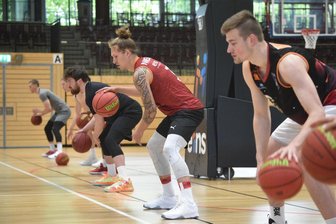 Niners starten bereits am Donnerstag in die Bundesliga - Stand Montagabend gingen die Niners davon aus, ohne ihren Kapitän Malte Ziegenhagen (2. v. r.) zum Spiel nach Bamberg reisen zu müssen.