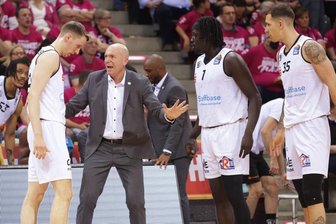 Niners-Trainer Pastore nach der Lehrstunde in Bonn: "Das war ein Tritt in den Hintern" - Trainer Rodrigo Pastore stand am Mittwoch fast schon die Verzweiflung im Gesicht, als er seine Spieler wachrütteln wollte. Die Körpersprache von Mindaugas Susinskas (links), Aher Uguak (2. von rechts) und Marko Filipovity sagt aber alles: Es ging nichts im ersten Playoff-Spiel in Bonn. 