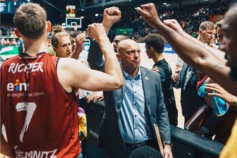 Niners-Trainer Pastore nach Sieg gegen Tabellenführer der BBL: "Und dann träumen wir" - "Lasst uns träumen", sagte Niners-Trainer Rodrigo Pastore nach dem starken 90:68 gegen Bonn und vor dem Start in die Playoffs Ende kommender Woche. Gegen wen es gehen wird, entscheidet sich erst kurz zuvor.