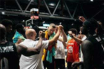 Niners-Trainer Rodrigo Pastore nach dem ersten Testspiel: „Wir sind weiter als vor einem Jahr zum gleichen Zeitpunkt“ - Neuer Schlachtruf bei den Basketballern der Niners Chemnitz um Kapitän Jonas Richter (Mitte) und Trainer Rodrigo Pastore (4. von links): Statt "Niners" rufen die Spieler jetzt "Team".