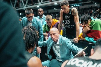 Niners-Trainer Rodrigo Pastore vor dem Spitzenspiel in der Bundesliga: "Wir alle lernen noch täglich dazu" - Immer engagiert bei der Sache: Der Argentinier Rodrigo Pastore ist seit Sommer 2015 Cheftrainer der Niners Chemnitz. Der 50-Jährige führte die Basketballer im Sommer 2020 in die Bundesliga, in diesem Jahr schon in die Playoffs und ins internationale Geschäft.